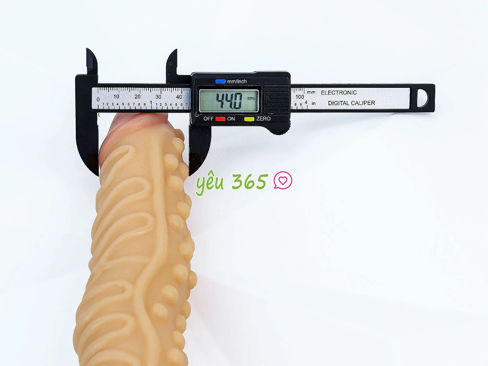 Dương vật giả có đế gân guốc siêu khủng