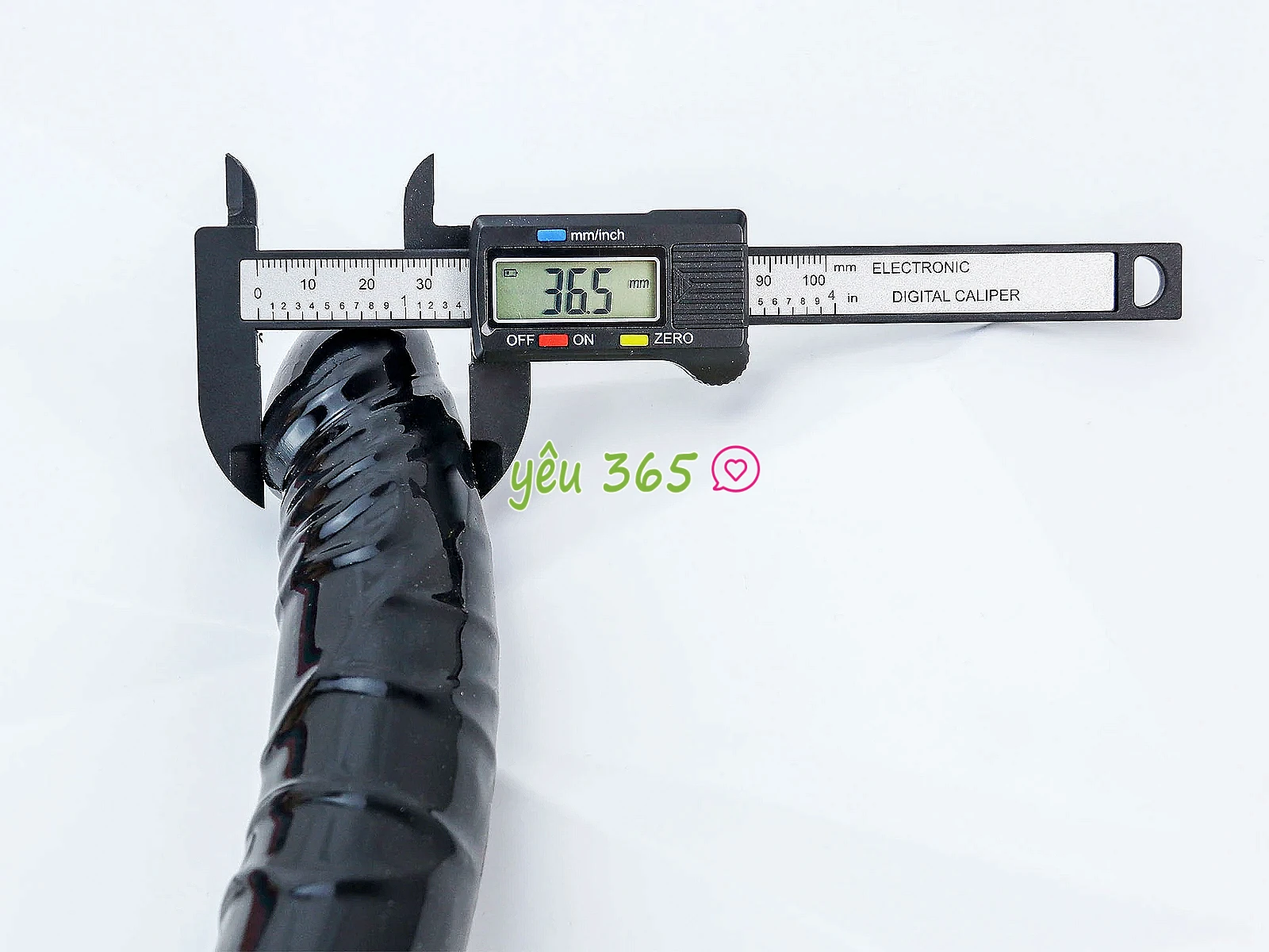 Dương vật giả silicon đen thân cong, có đế hít tường