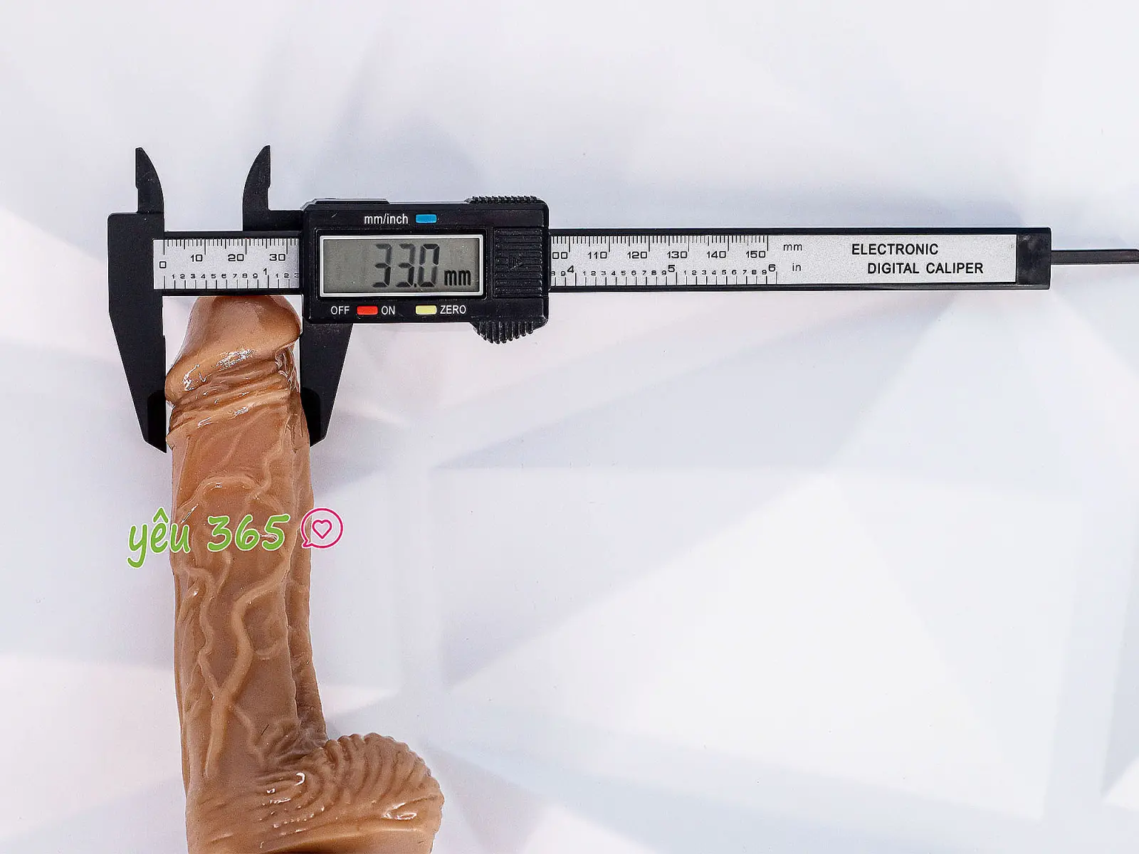 Dương vật giả dây đeo có bìu kèm điều khiển rung nhiều chế độ