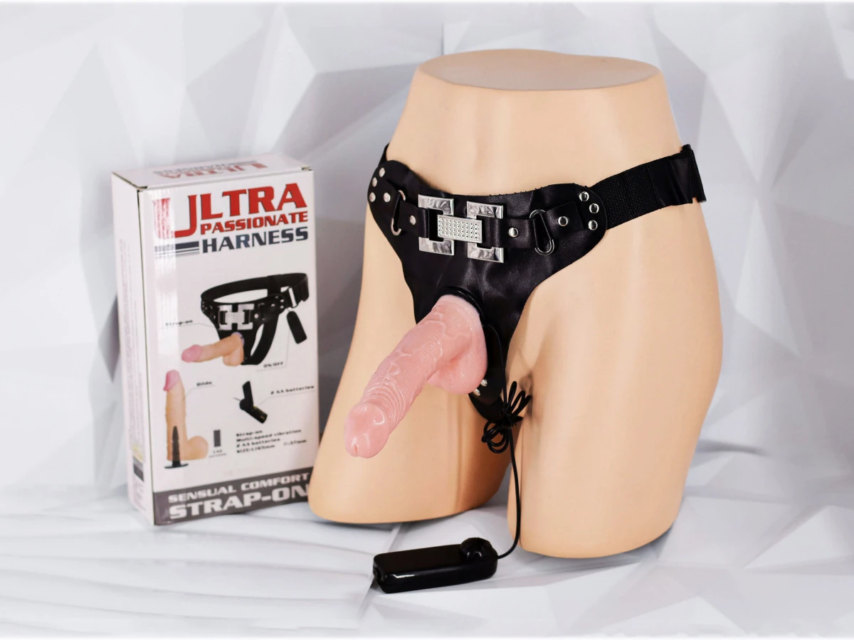 Dương vật giả Ultra Passionate Harness có rung có dây đeo