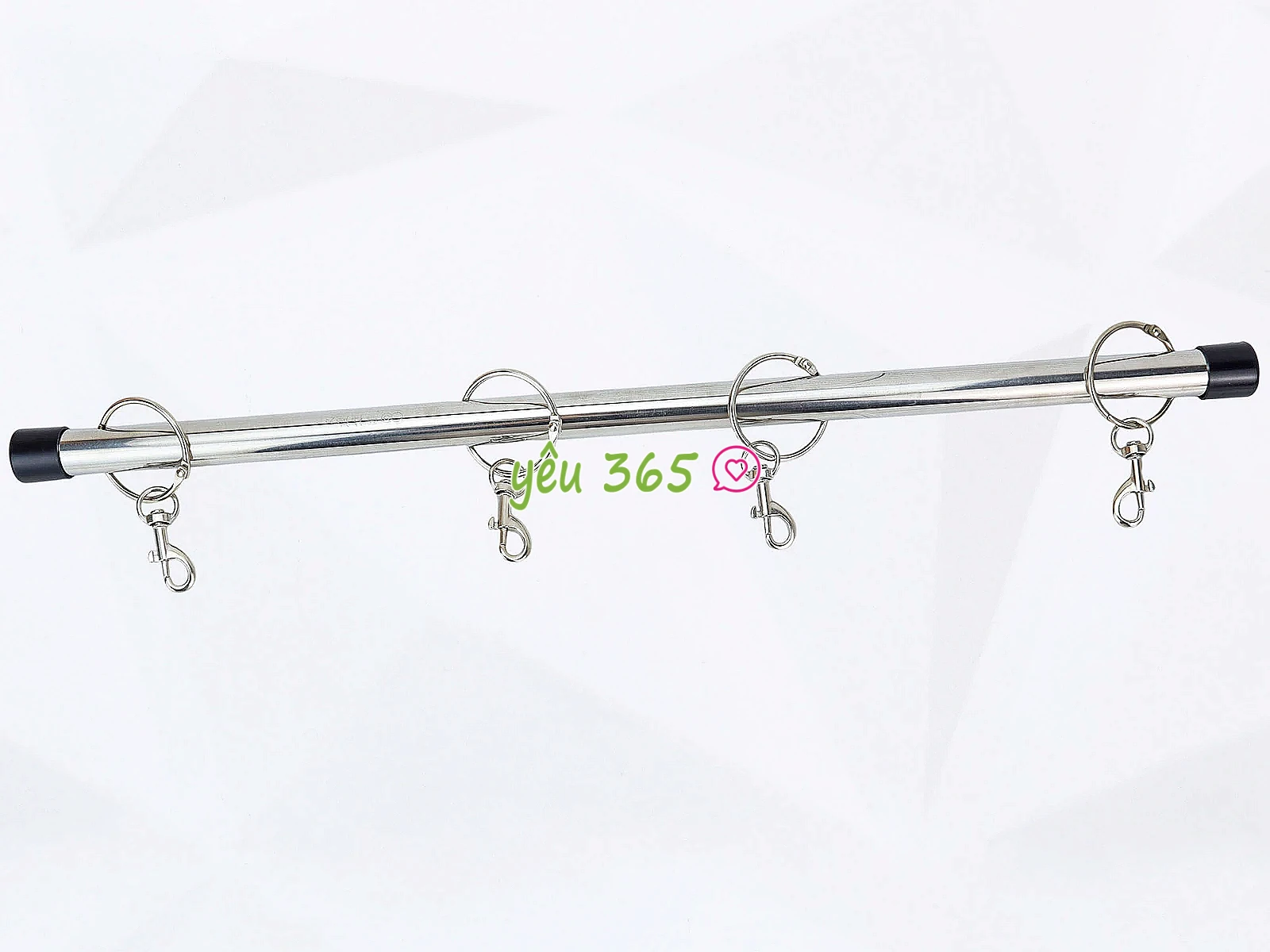 Đồ chơi tình yêu khóa tay và chân đỏ đen tăng thêm sự mới lạ cho các cặp đôi