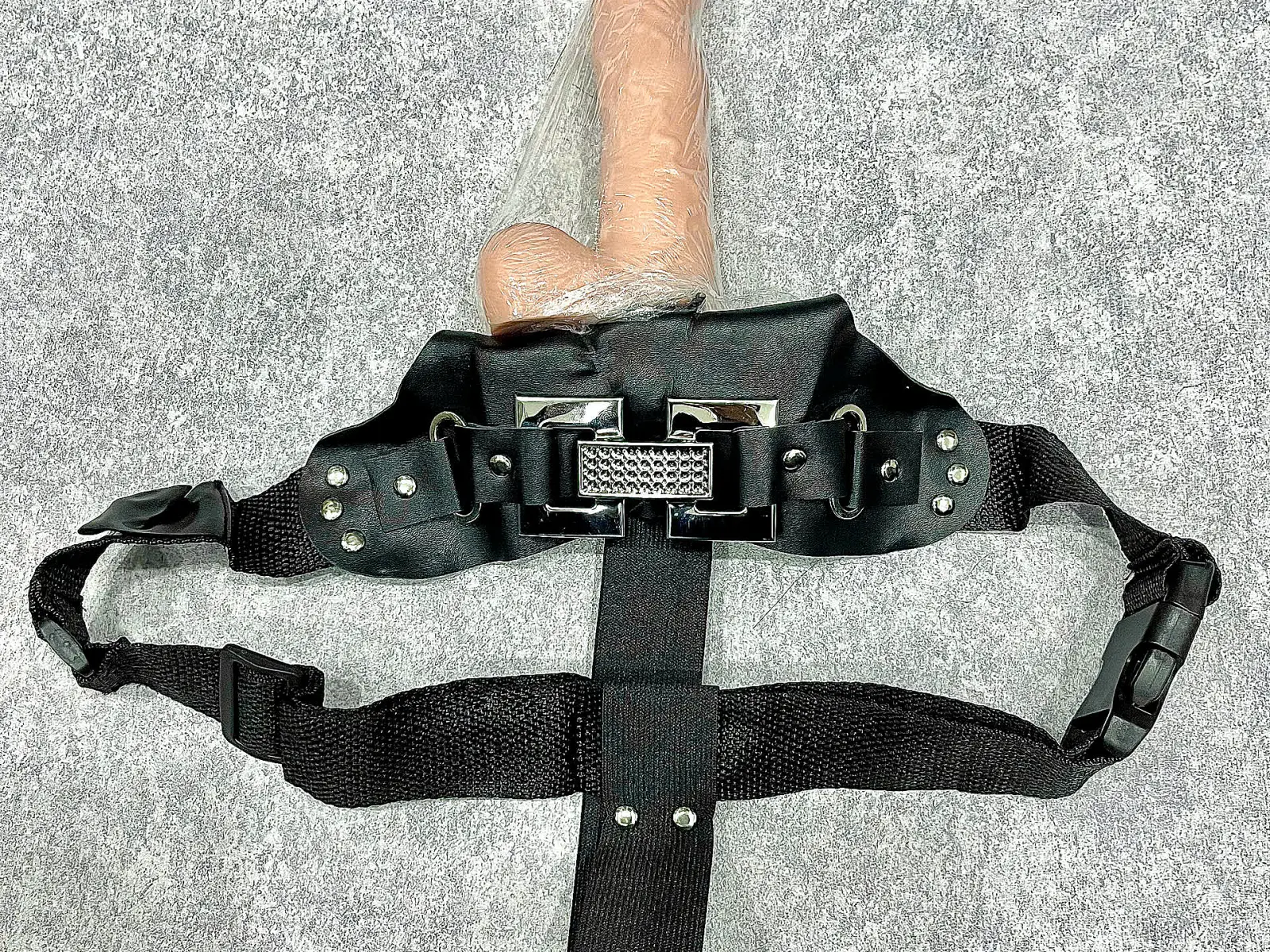 Thanh Lý - Dương vật giả có dây đeo Ultra Passionate Harness không rung